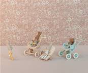 Poussette rose pour bébé souris