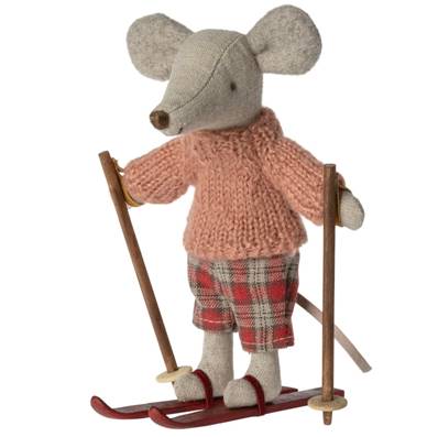 Grande soeur souris avec ses skis