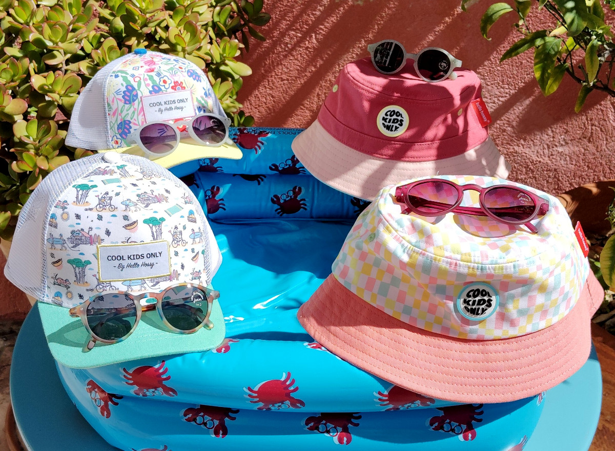 Bobs, casquettes et lunettes pour enfants sur une piscine gonflable illustre de crabes