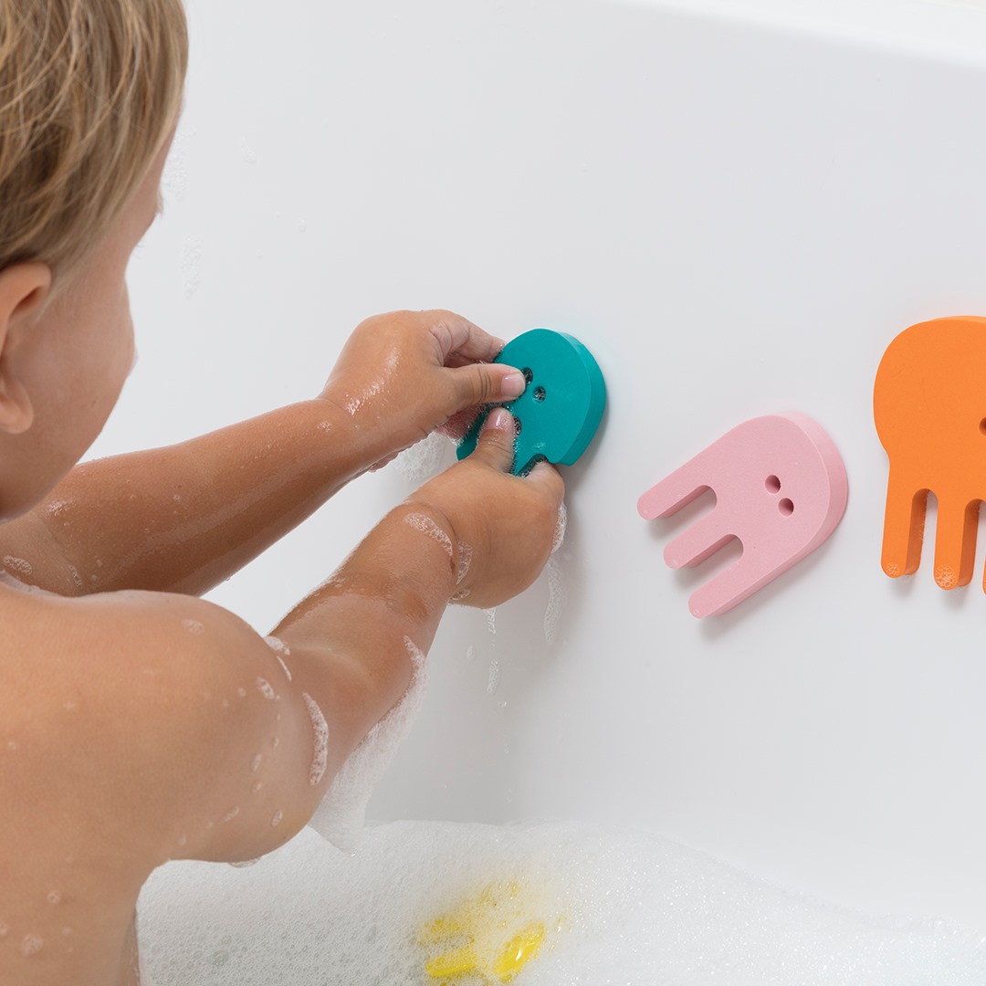 Enfant jouant dans le bain avec le puzzle de bain mduses de Quut