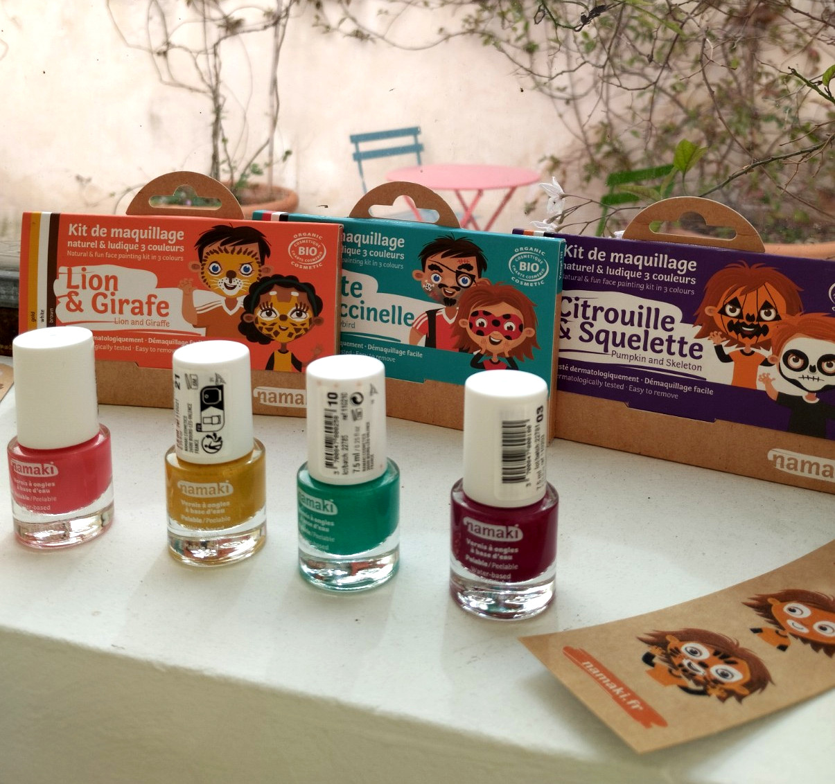 Maquillage pour enfants avec couleurs, vernis